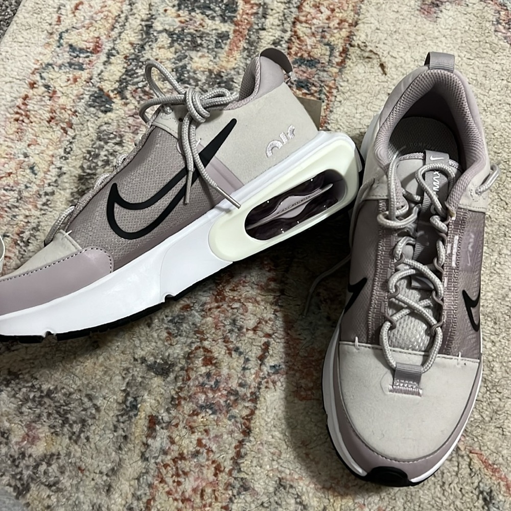 Nike air max tennis shoes. - Picture 4 of 5